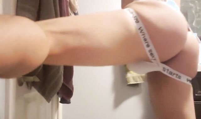 Huge Bootie Stud Twerk's in Shower