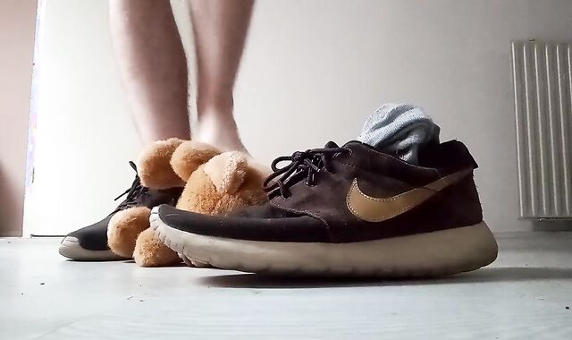 Teenager Nike Roshe Run Shoeplay with Hairy Man Teddy