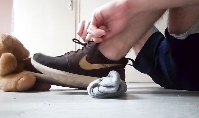 Teenager Nike Roshe Run Shoeplay with Hairy Man Teddy