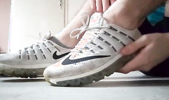 Teenager Nike Air Shoeplay