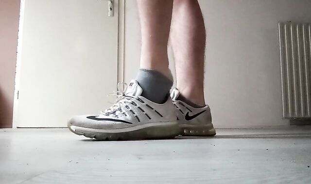 Teenager Nike Air Shoeplay