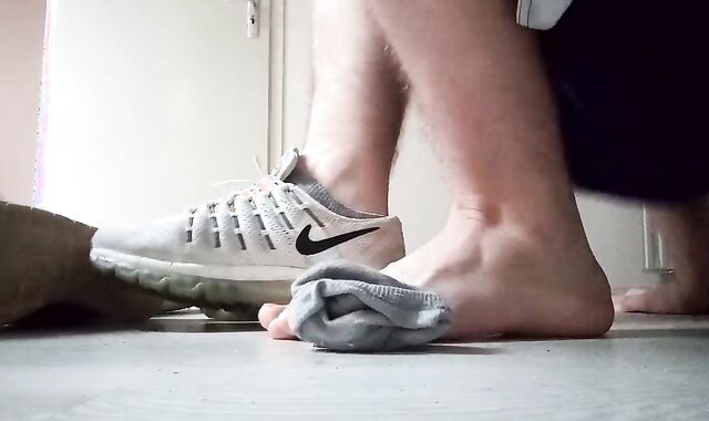 Teenager Nike Air Shoeplay