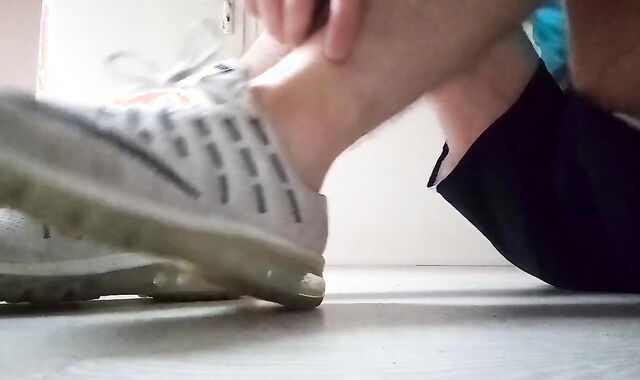 Teenager Nike Air Shoeplay