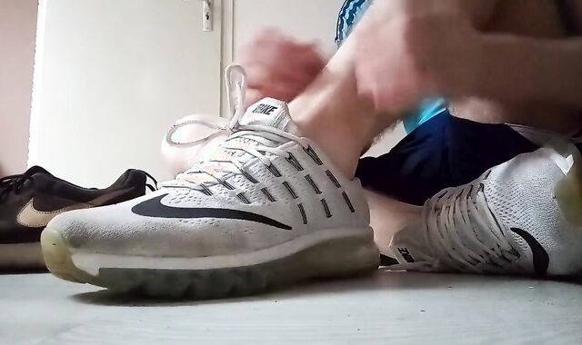 Teenager Nike Air Shoeplay