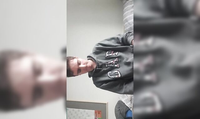 SCHOOL TWUNK MASTURBATES OFF IN BEDROOM