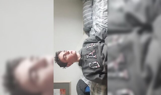 SCHOOL TWUNK MASTURBATES OFF IN BEDROOM