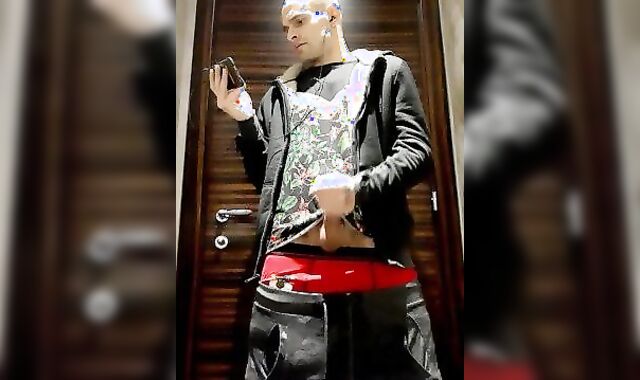 Fapping off in PUPBLIC WC and Nutting on Wc Seat.