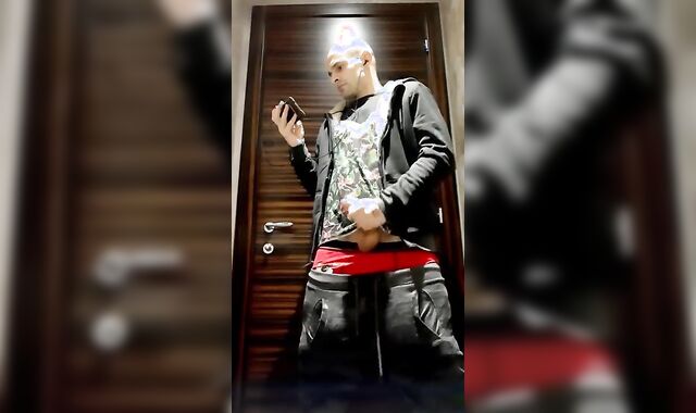 Fapping off in PUPBLIC WC and Nutting on Wc Seat.