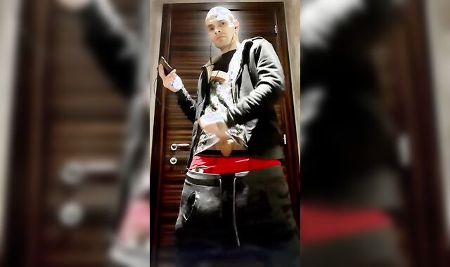 Fapping off in PUPBLIC WC and Nutting on Wc Seat.