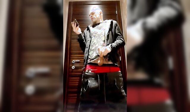 Fapping off in PUPBLIC WC and Nutting on Wc Seat.