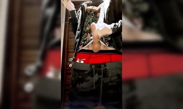 Fapping off in PUPBLIC WC and Nutting on Wc Seat.