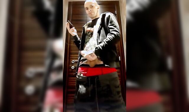 Fapping off in PUPBLIC WC and Nutting on Wc Seat.