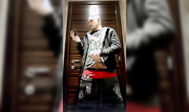 Fapping off in PUPBLIC WC and Nutting on Wc Seat.