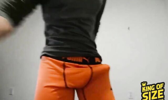 Немного по дрочиваю свой большой член перед экзаменом