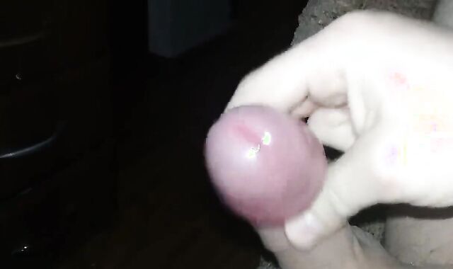 Аппетитный член кончает сладкой спермой