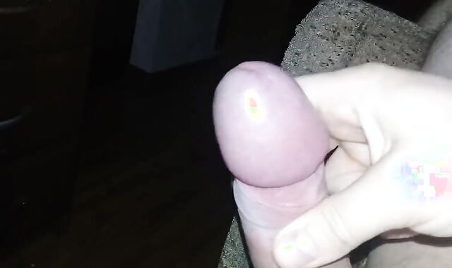 Аппетитный член кончает сладкой спермой