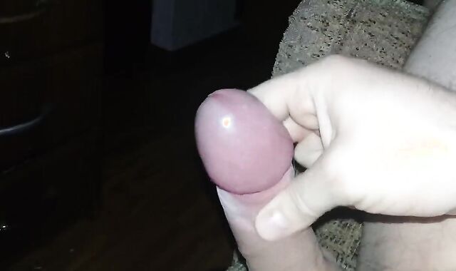 Аппетитный член кончает сладкой спермой