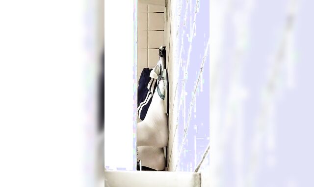 個室トイレに体操服放置　知らない人がそのまま着用オナニー