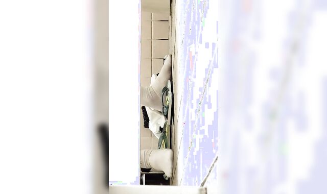 個室トイレに体操服放置　知らない人がそのまま着用オナニー