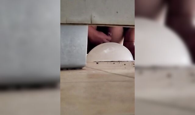 直男厕所撸管打飞机