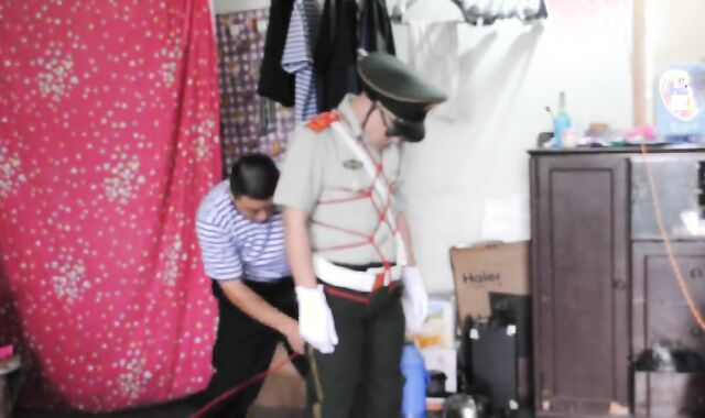 警服调教中年帅叔叔捆绑口交吃精