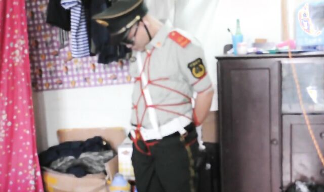 警服调教中年帅叔叔捆绑口交吃精