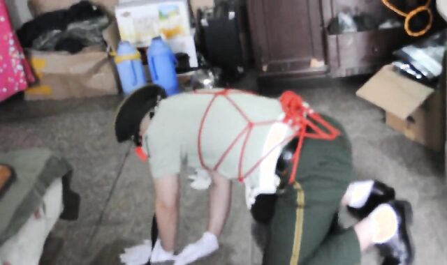 警服调教中年帅叔叔捆绑口交吃精