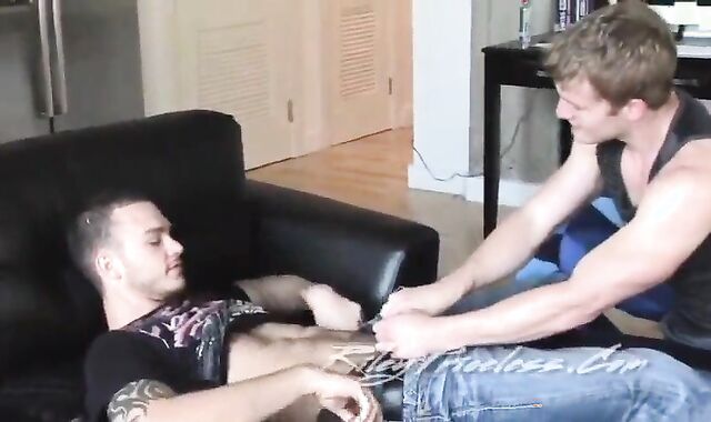 Segredos: Esposa Saiu, Ficou Sozinho Com O Cunhado, Aproveitaram E Foram Flagrado Pela Esposa.