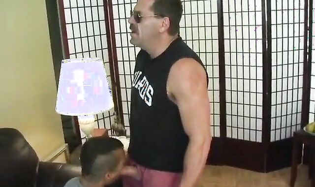 Mustache coach Feeds ten-Pounder