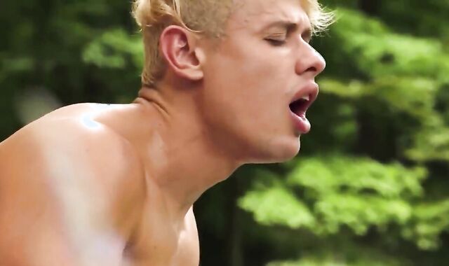 young Muscle masculines humid