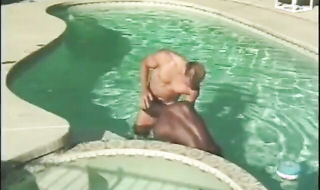 Baise Dans La Piscine