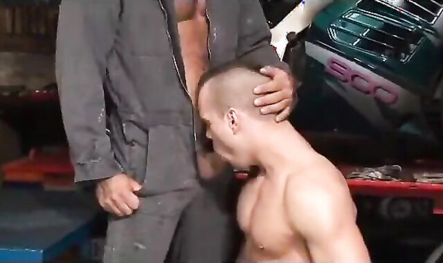 Le Patron Du Garage Demonte Stepson Employe