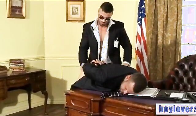 Bodyguard pulverizing Officer fellow