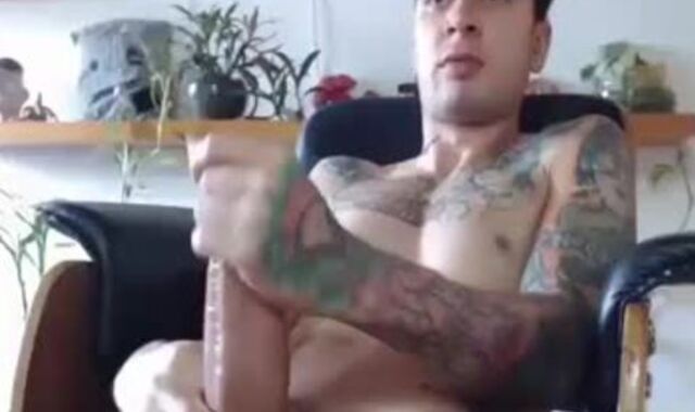 Inked dude Jacks His huge spunk-pump