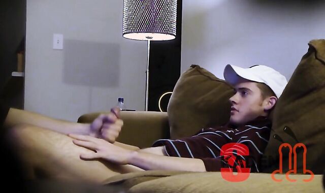 Skaden Gargles hefty Hetero youngster man-meat On couch