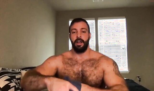 I ENJOY THIS SUPERBE Unshaved Muscle guy