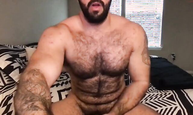 I ENJOY THIS SUPERBE Unshaved Muscle guy