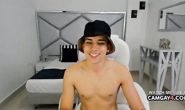 twunk Makes His First-Ever Time On A Sexcam