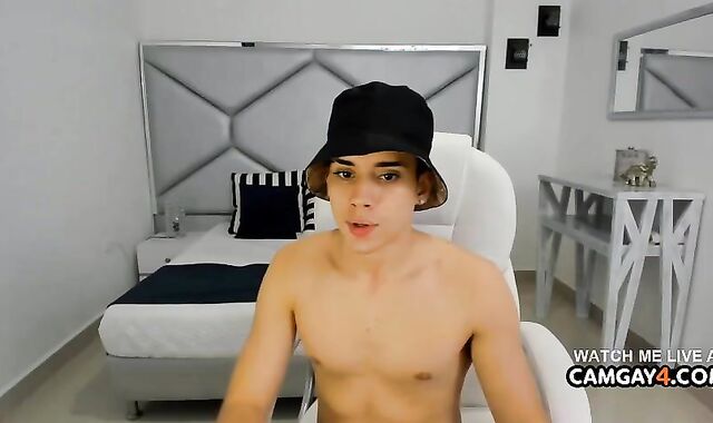 twunk Makes His First-Ever Time On A Sexcam