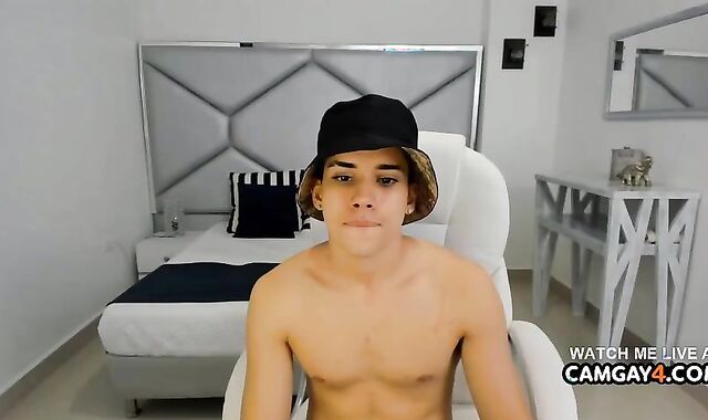 twunk Makes His First-Ever Time On A Sexcam