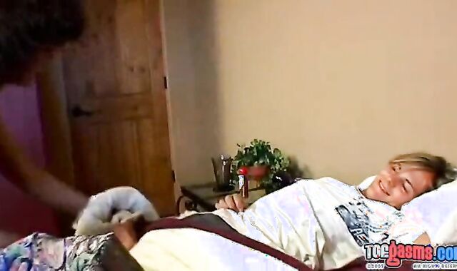 Toe banging Goth Boi