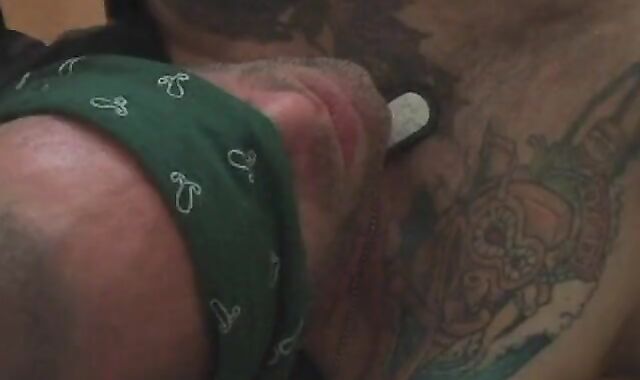 Pilot In Munches backside And plumbs It