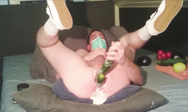 twink Sticks His White-Hot booty