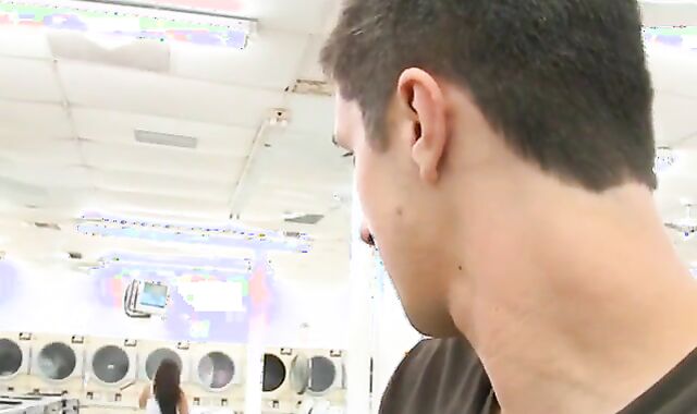 Inwards A Laundromat pulverizing A Thug