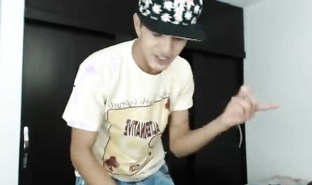 XXL ten-Pounder Latino nails His homie On webcam