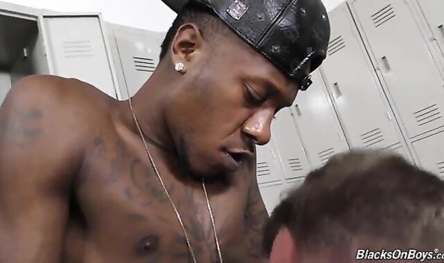 Bearded Milky guy gets nailed right into an chocolate crevasse By A darksome fellow