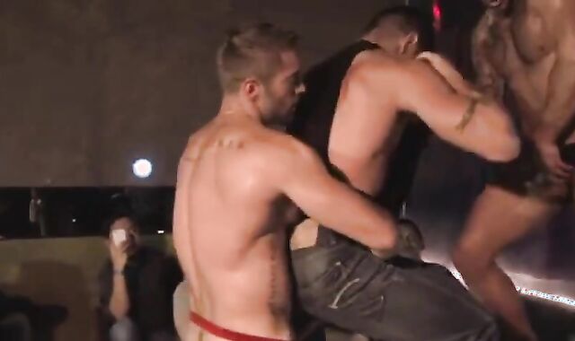 Stripshow Pornography DOUBLE PENETRATION gang-fuck-fest On Stage