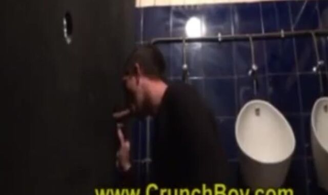 Je Suis Dans Les Chiottes et Je Suce La Grosse Queue De Mon Pote Tbm Dans d