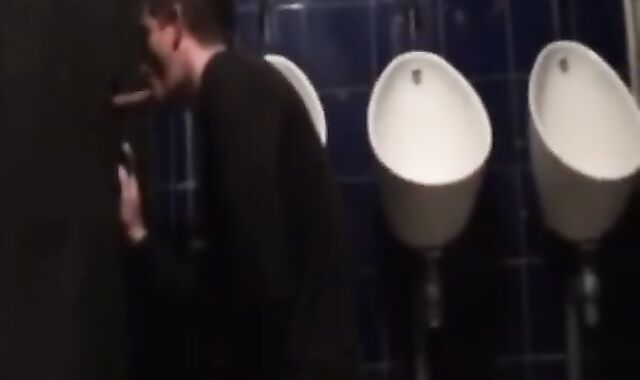 Je Suis Dans Les Chiottes et Je Suce La Grosse Queue De Mon Pote Tbm Dans d