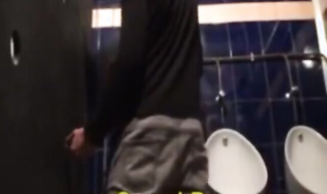 Je Suis Dans Les Chiottes et Je Suce La Grosse Queue De Mon Pote Tbm Dans d